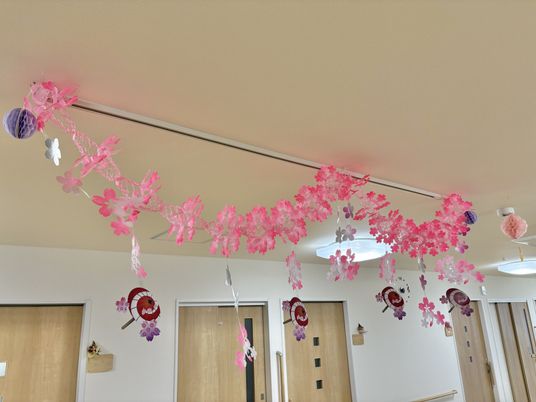 華やかな天井装飾の廊下