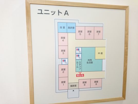 案内図を掲示した壁