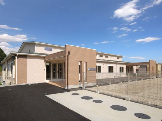 広々とした新しい施設外観