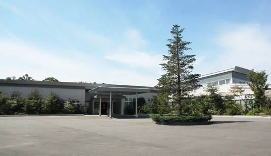 広々とした建物の外観