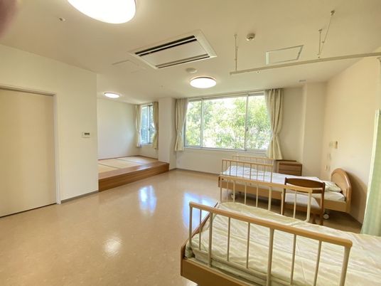 明るい居室の一角