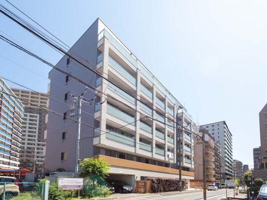 多階層のモダンな建物