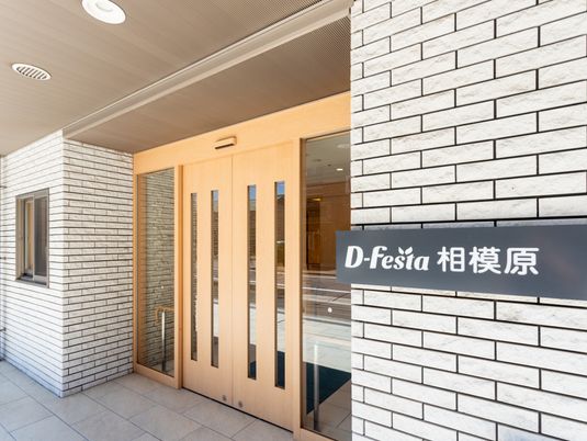 明るいエントランスの様子