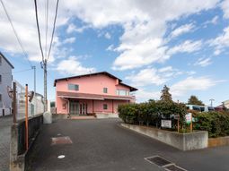 ピンクの建物の外観