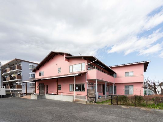 ピンク色の建物外観