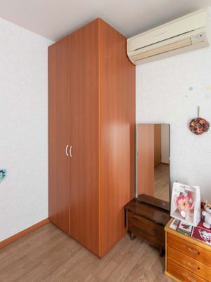 収納家具と鏡のある居室