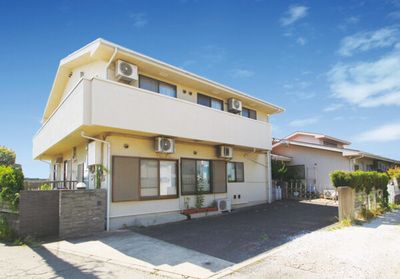 明るい建物の外観