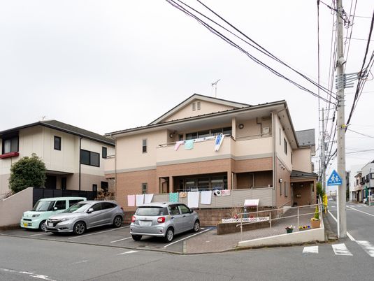 駐車場のある外観