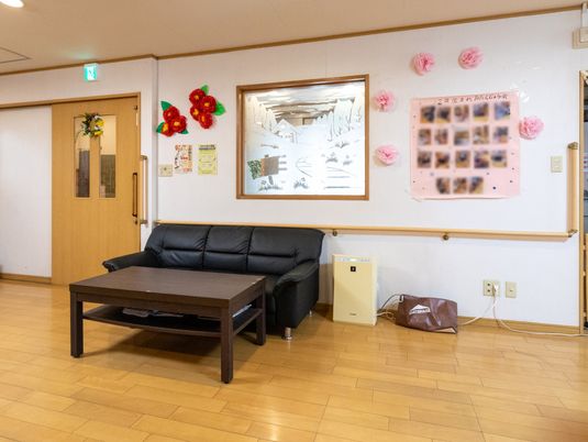 落ち着いたソファのある休憩室