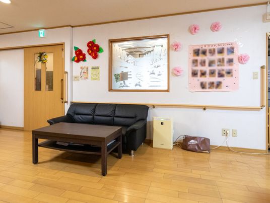 落ち着いたソファのある休憩室
