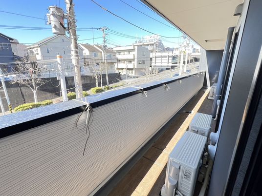 明るい居室の窓辺
