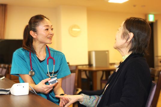 相談するスタッフイメージ  
