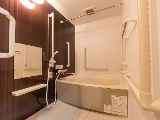 手すり付き清潔な浴室