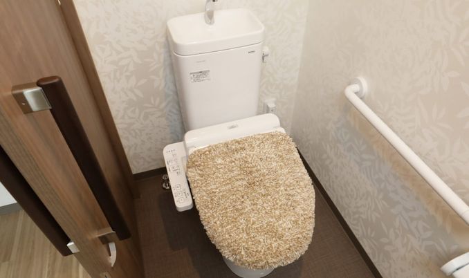 手すり付き清潔なトイレ