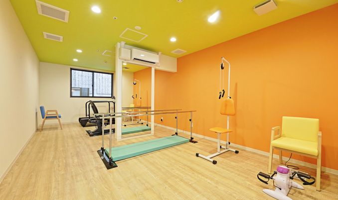 明るいリハビリルーム