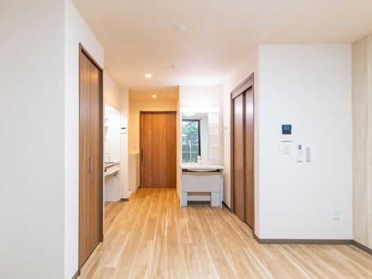 居室のドアと廊下