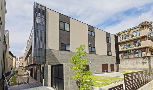 現代的な建物の外観