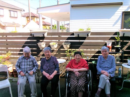 中庭で寛ぐ様子