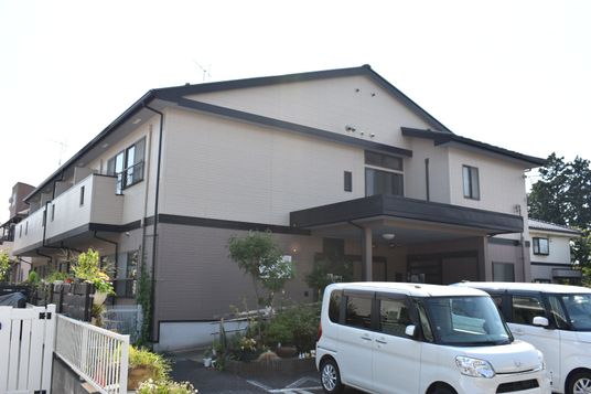 落ち着いた建物の外観