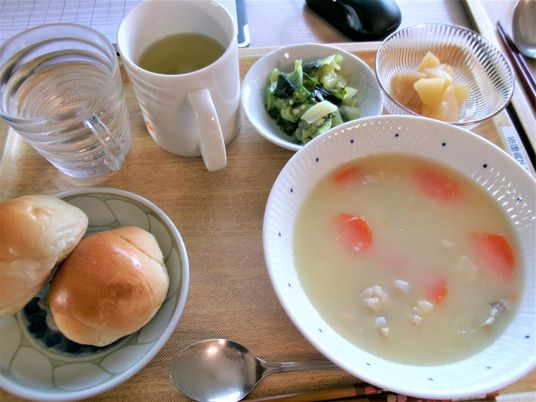 食事が乗ったトレイの上