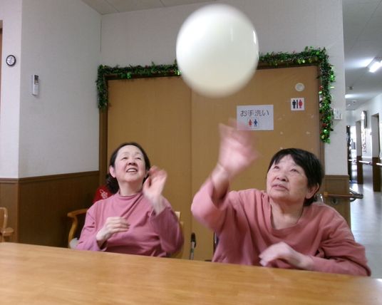 風船で遊ぶ場面