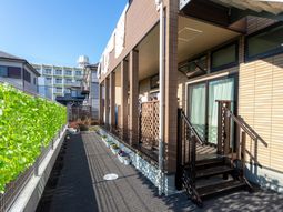 穏やかな住宅棟の庭