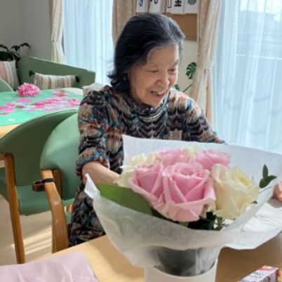 花束を持つ笑顔の利用者のダイニング