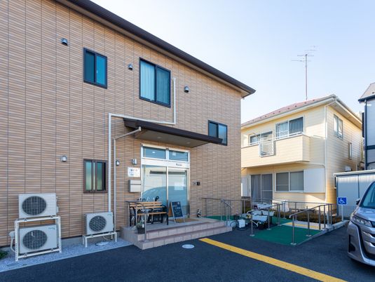 明るい施設の外観