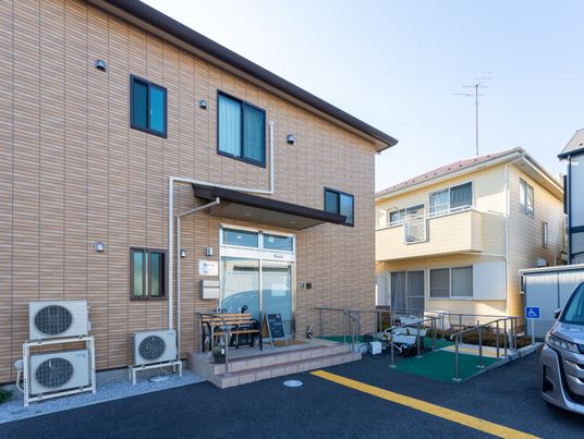 明るい施設の外観
