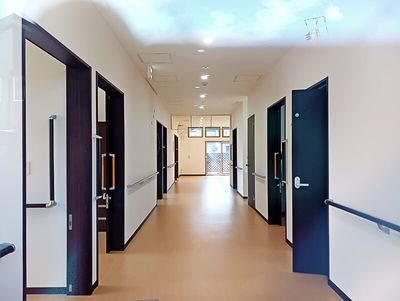 整った施設の廊下