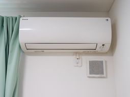 壁に設置された空調