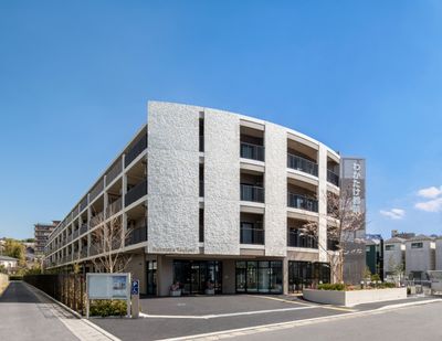 モダンな施設の外観