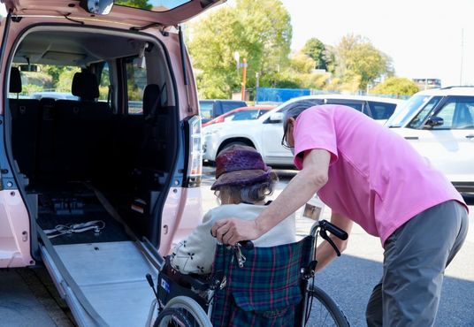 車椅子での移動支援の様子