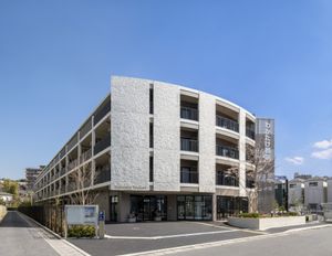 明るい外観の建物  