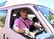 男性が運転する車