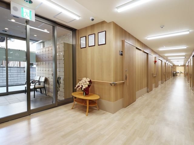 清潔な居室 居室 整った環境の中で、利用者様の心地良い生活を支える仕事に就いてみませんか。専用のベッドが完備されています。