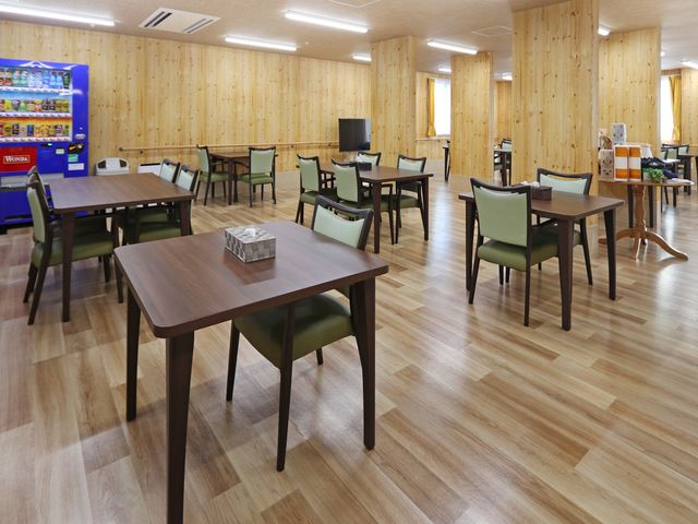 明るい居室の一角 居室 私たちと一緒に、利用者様の心地よい生活空間を提供するお仕事をしませんか？明るく開放的な居室での勤務です。