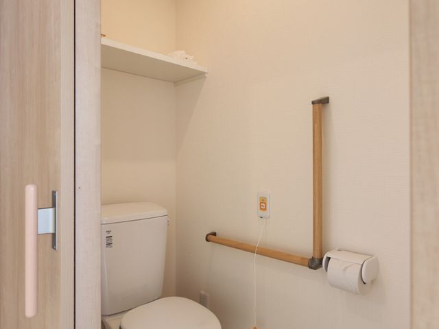 きれいな施設の廊下 廊下 清掃が行き届いた廊下が広がる環境で、お一人おひとりに寄り添ったケアを実践しませんか。