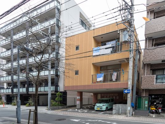 静かな佇まいの建物