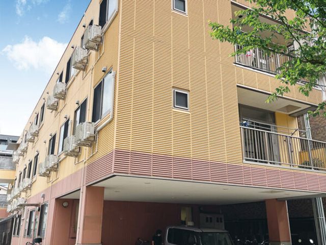 落ち着いた外観の建物 外観 広々とした建物で、落ち着いた色合いが魅力的です。快適に過ごせる空間が広がっています。