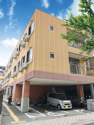 落ち着いた外観の建物