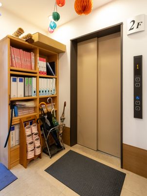 エレベーターの前