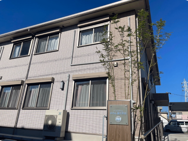 日差しの入る建物外観 外観 落ち着いた色合いの日差しが降り注ぐ建物です。開放的で働く環境を探している方には魅力的です。