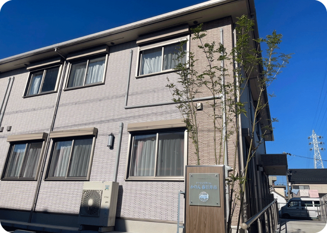日差しの入る建物外観