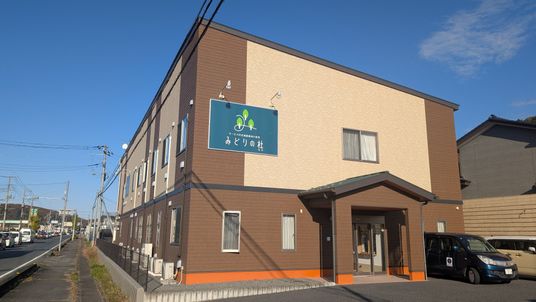 アプローチが見える外観