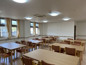 清潔感のある食堂空間
