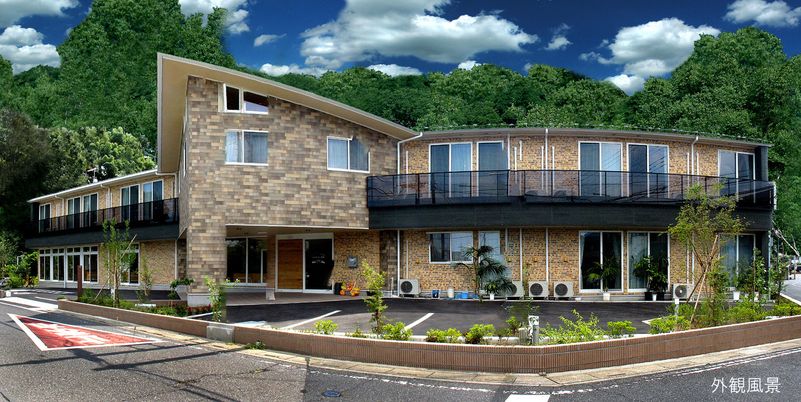 木々に囲まれた建物の外観