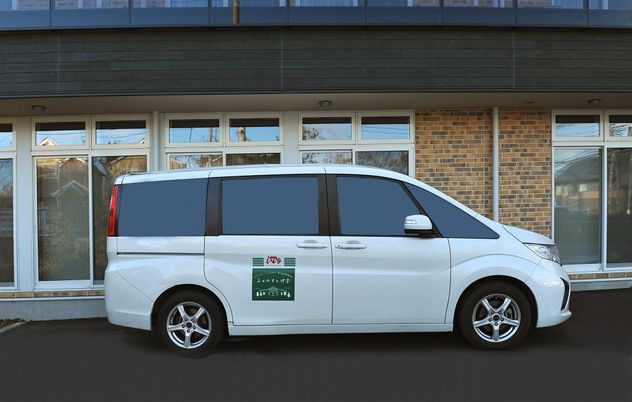 施設前の白い車