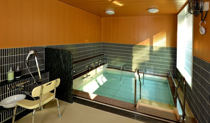 白椅子と手すりの浴室