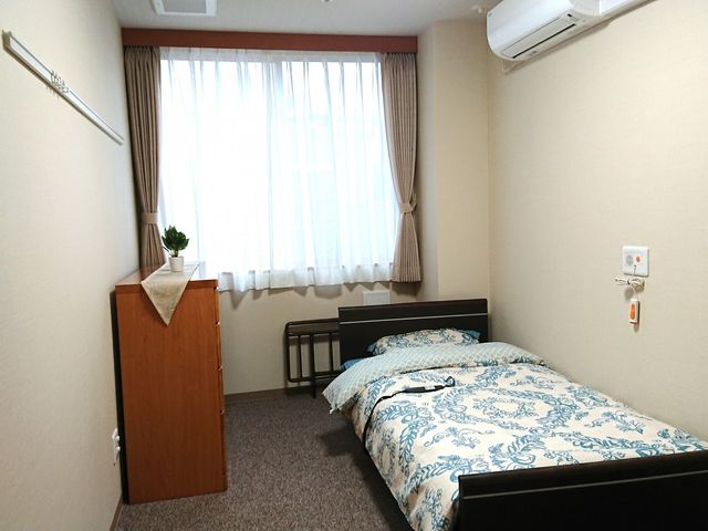落ち着いた居室 居室 落ち着いた雰囲気のプライベート空間です。自然光が入る明るい部屋で、ゆったりと過ごせます。